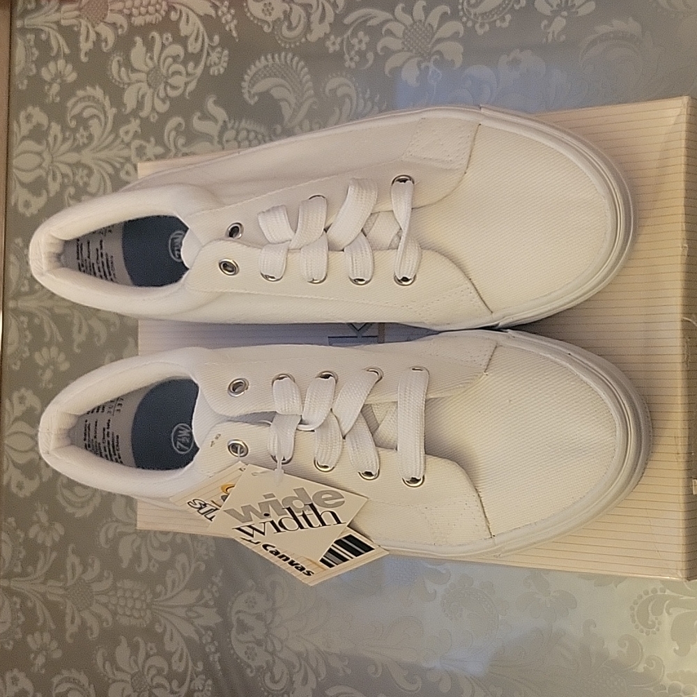 City Sneaks White Canvas Tennis Shoes Size 7.5W